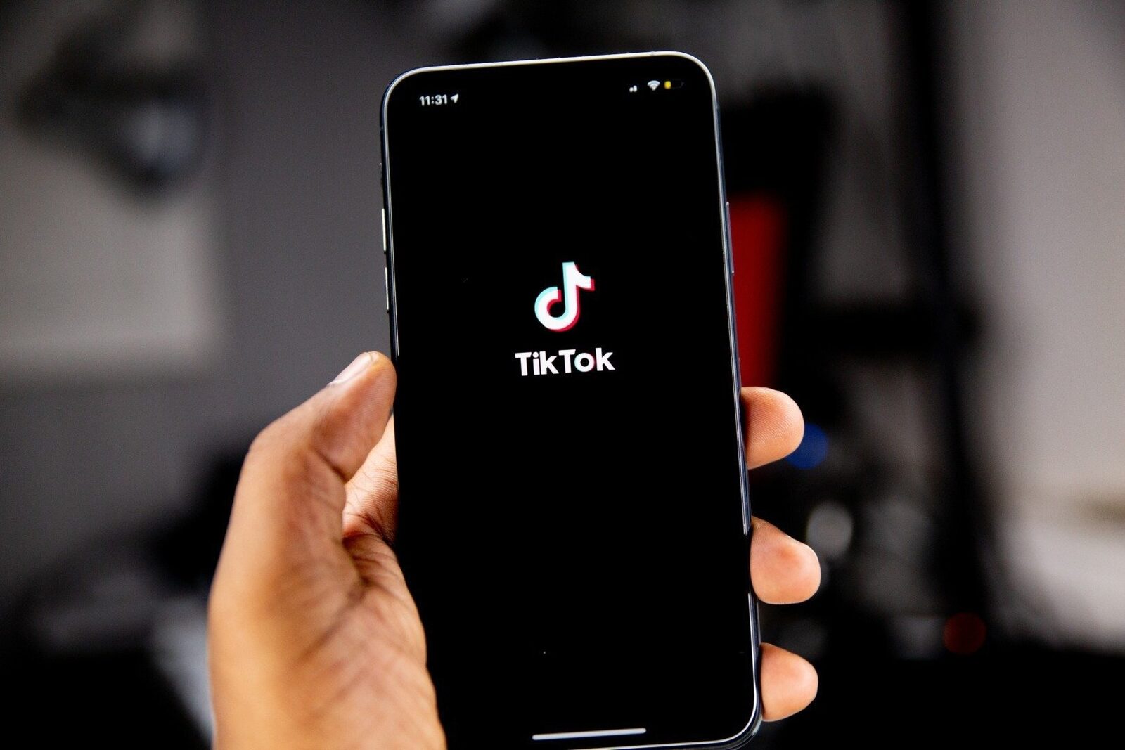 Curtea Constituțională albaneză anulează interdicția TikTok, considerată o încălcare a libertății de exprimare Curtea Constituțională din Albania a decis miercuri că suspendarea platformei TikTok, impusă de guvern pentru mai multe luni, a constituit o „încălcare a libertății de exprimare și a libertății presei”