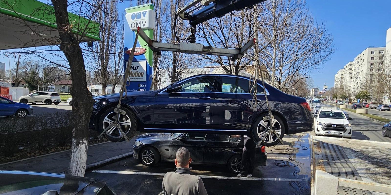 Sectorul 4: Ridicări de mașini pentru curățarea rigolelor și licitație pentru un nou serviciu Primăria Sectorului 4 va demara acțiuni de ridicare a autoturismelor parcate neregulamentar pentru a facilita curățarea și decolmatarea rigolelor