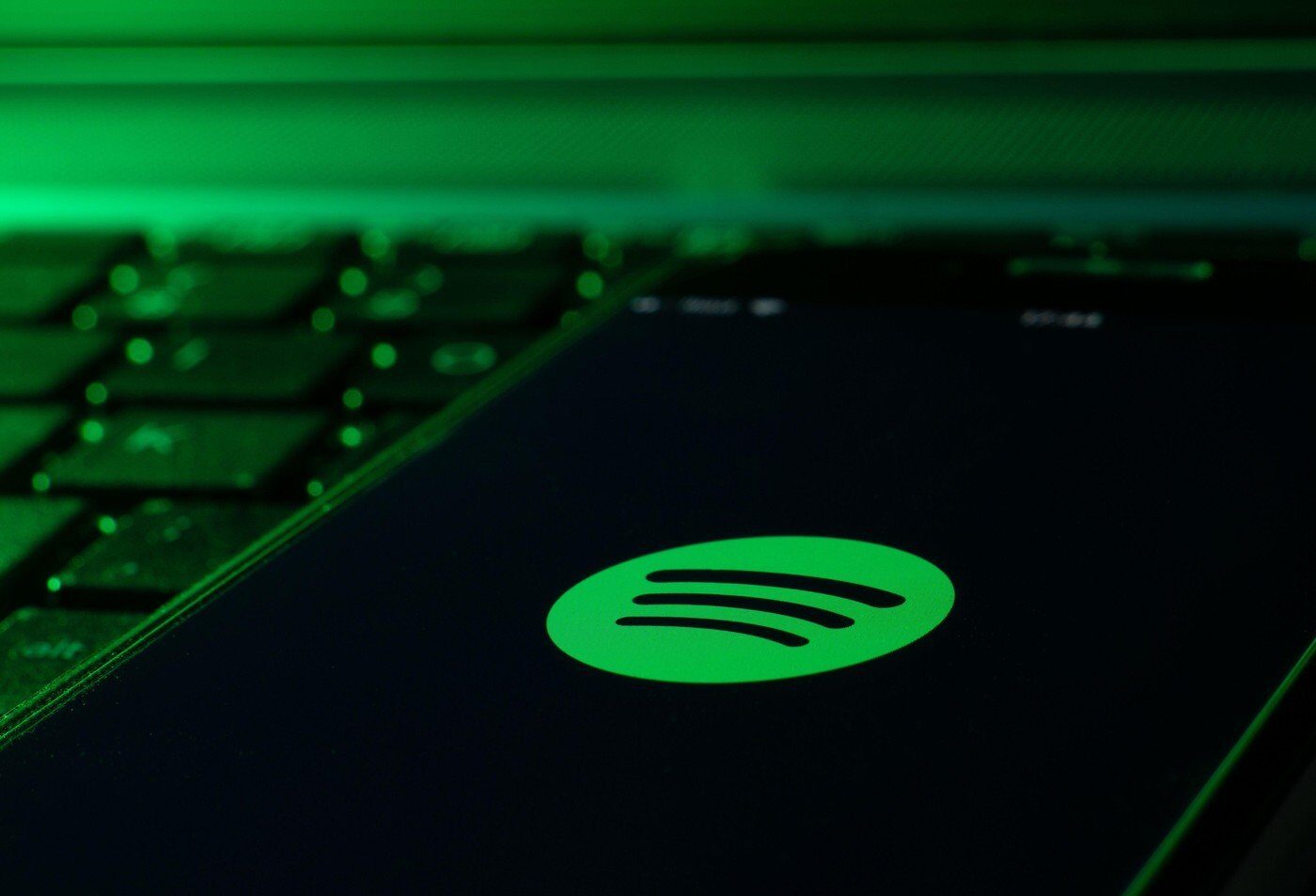 Spotify lansează o interfață nouă pe Wear OS, cu gesturi intuitive și acces rapid la funcții Spotify, platforma de streaming muzical, a lansat o actualizare majoră pentru aplicația sa pe dispozitivele Wear OS