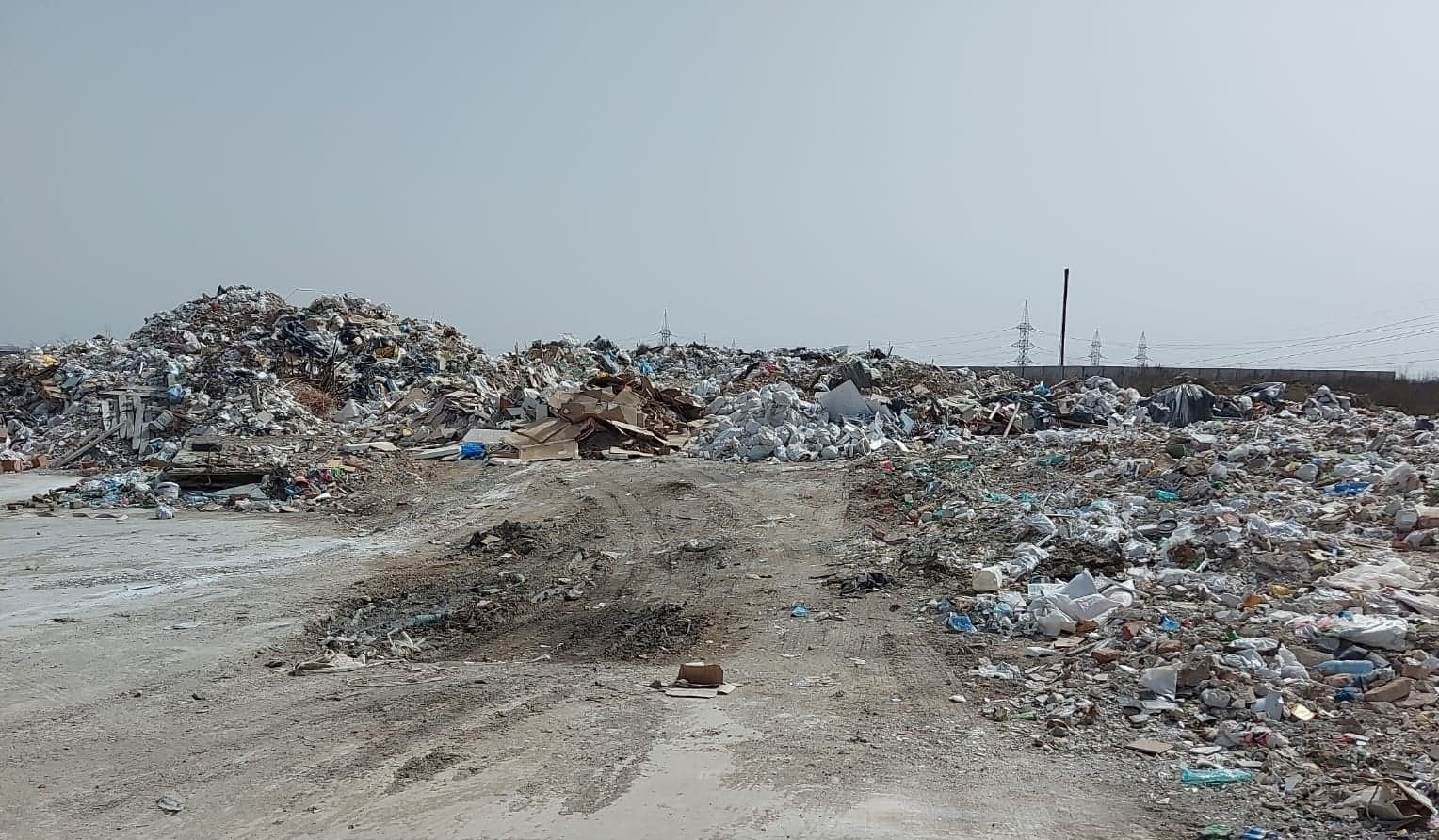 Sectorul 3 alocă fonduri pentru relocarea unei stații de sortare cu probleme Consiliul Local al Sectorului 3 a aprobat alocarea a 30 de milioane de lei (aproximativ 6 milioane de euro) pentru societatea de salubritate și dezăpezire controlată de primarul Robert Negoiță