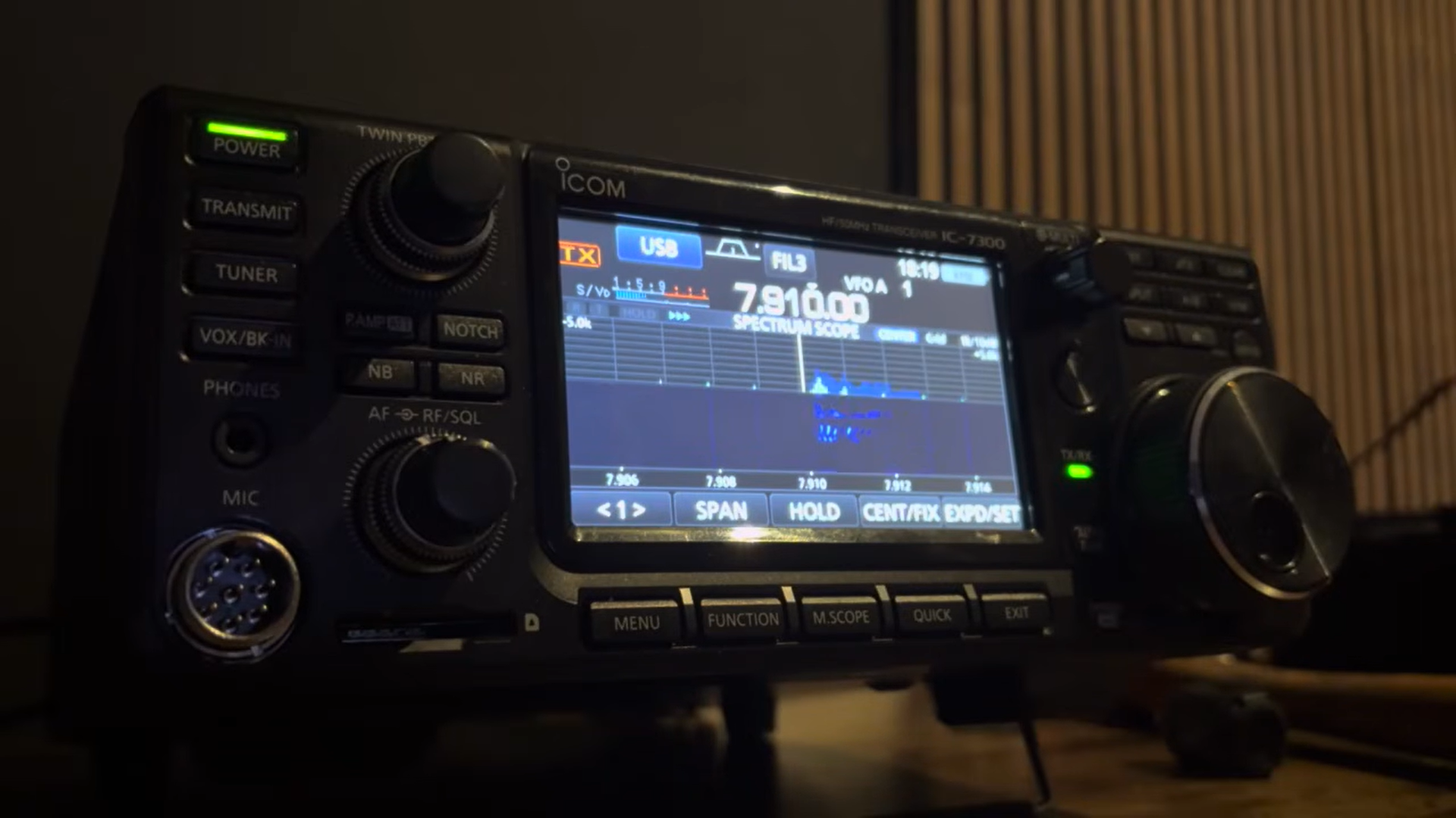 Radioamatorii români, martori la transmisiuni misterioase în limba persană București – O serie de misterioase transmisiuni radio, care par să conțină mesaje codate rostite în limba persană, au suscitat interesul radioamatorilor din întreaga lume, inclusiv din România