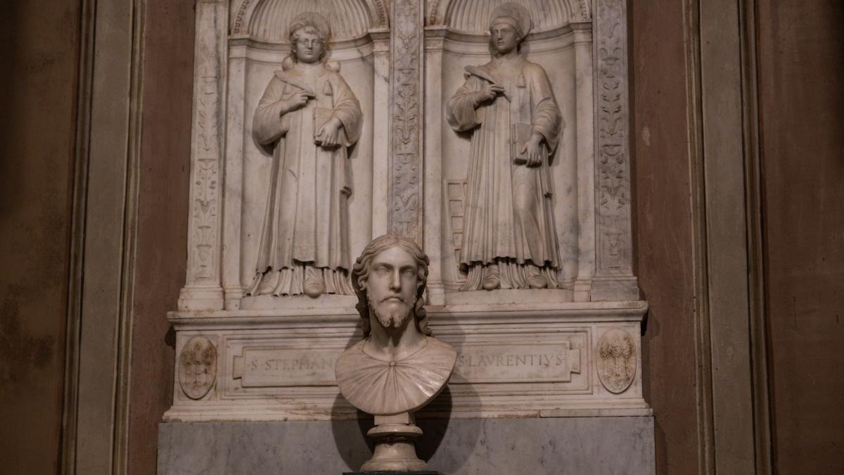 Un bust aflat de secole într-o bazilică din Roma, considerat până recent o creație anonimă, ar putea fi, de fapt, o operă originală a lui Michelangelo