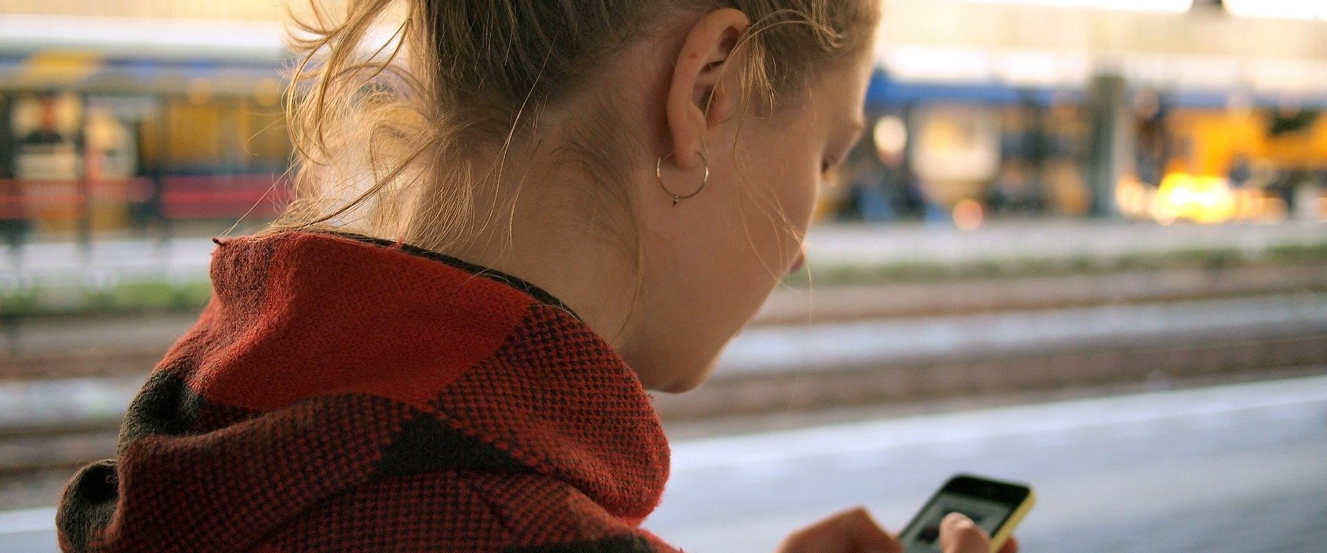 Relațiile romantice tradiționale rezistă în era aplicațiilor de dating În ciuda popularității aplicațiilor de dating, relațiile romantice formate în mod tradițional, prin intermediul prietenilor, facultății sau la locul de muncă, continuă să joace un rol important în viețile oamenilor