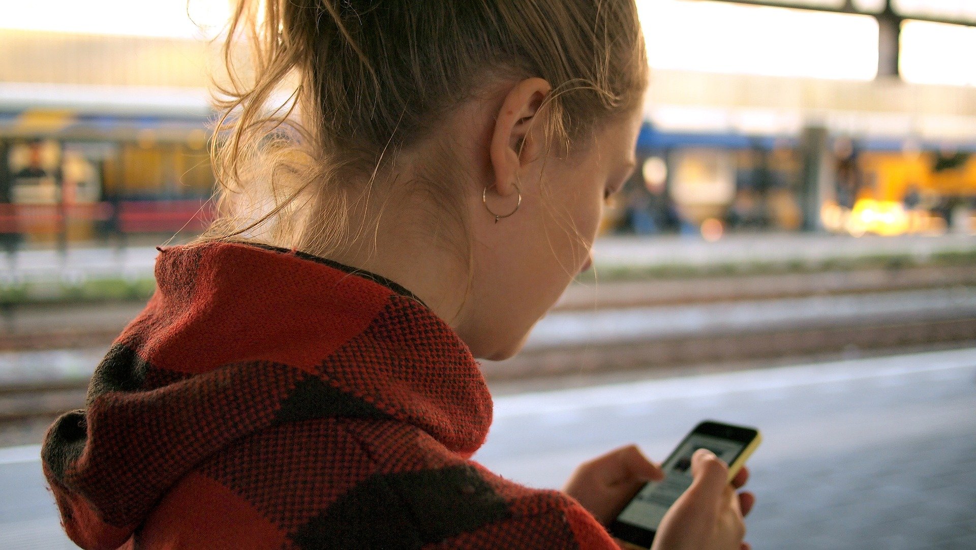 Relațiile romantice tradiționale rezistă în era aplicațiilor de dating În ciuda popularității aplicațiilor de dating, relațiile romantice formate în mod tradițional, prin intermediul prietenilor, facultății sau la locul de muncă, continuă să joace un rol important în viețile oamenilor