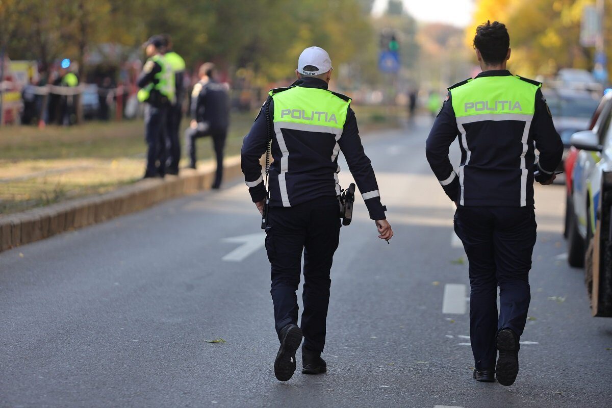 Un cetățean ucrainean a aterizat ilegal cu un avion ușor în județul Suceava Un cetățean ucrainean în vârstă de 31 de ani a aterizat ilegal cu un aparat de zbor de mici dimensiuni în dimineața zilei de duminică, în localitatea Frătăuții Vechi, județul Suceava