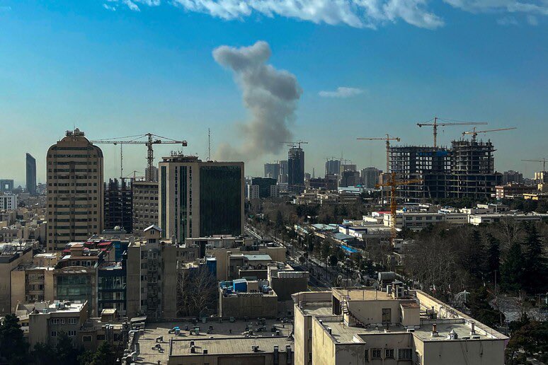 Atacuri israeliene vizează obiective militare iraniene; rapoarte despre victime civile Armata israeliană a lansat astăzi atacuri asupra unor ținte militare din Iran, inclusiv centre de comandă și sediul Gărzii Revoluționare, conform informațiilor transmise de Sky News