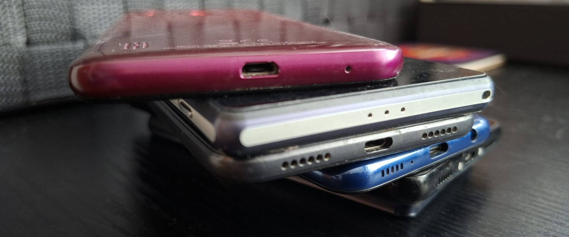Sertarul invizibil: Românii și obiceiurile proaste cu telefoanele vechi Mii de telefoane mobile, laptopuri, încărcătoare și alte dispozitive electronice zac nefolosite prin sertarele locuințelor românilor