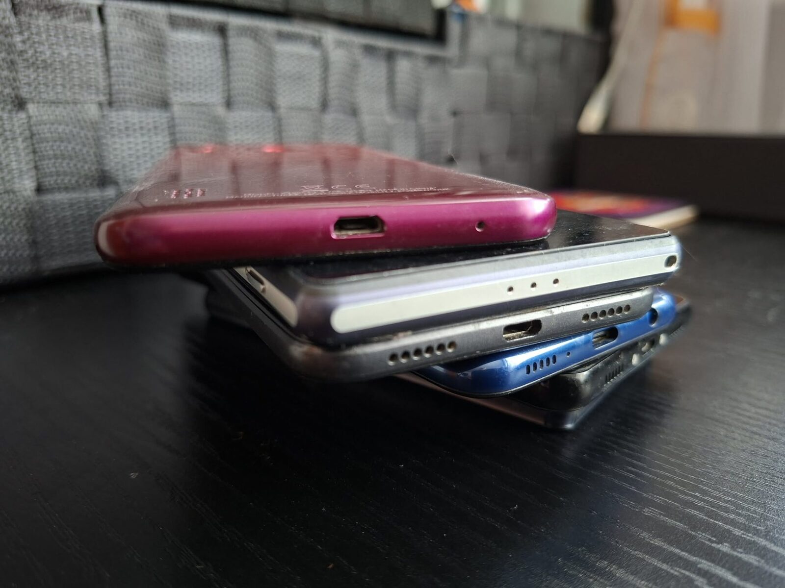Sertarul invizibil: Românii și obiceiurile proaste cu telefoanele vechi Mii de telefoane mobile, laptopuri, încărcătoare și alte dispozitive electronice zac nefolosite prin sertarele locuințelor românilor