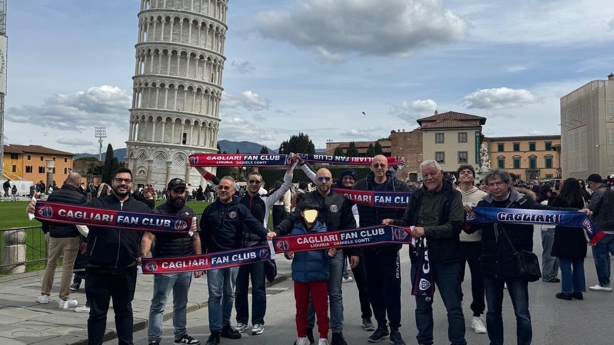 Fanii lui Cagliari, mobilizați la Pisa, în ciuda interdicției de a cumpăra bilete Pisa, Italia – Suporterii echipei de fotbal Cagliari nu s-au lăsat descurajați de interdicția impusă locuitorilor din Sardinia de a achiziționa bilete la meciul cu Pisa