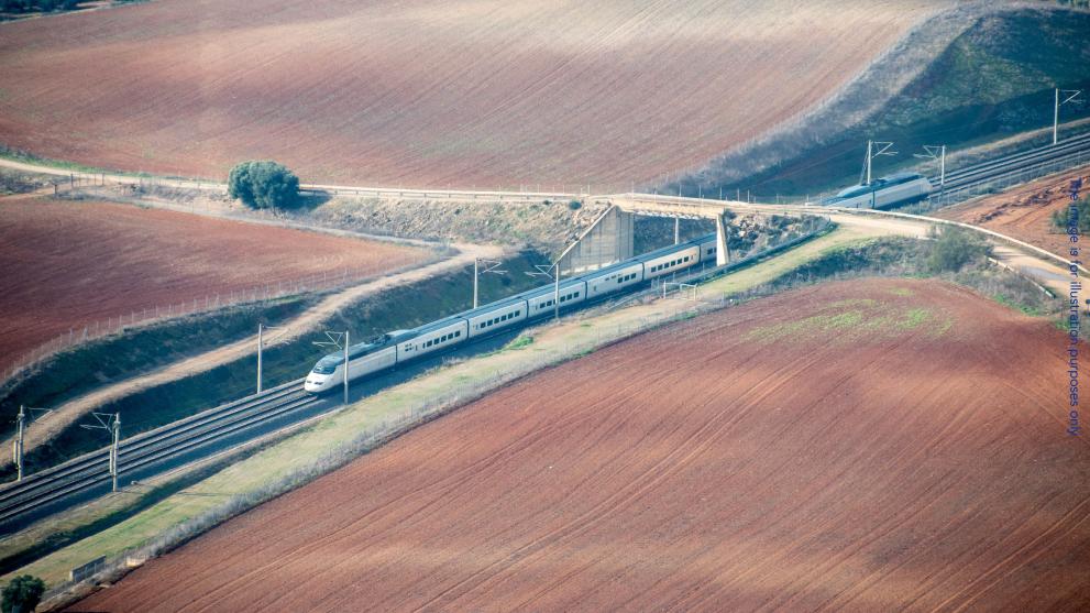 Ancheta la nivel european privind fonduri UE pentru o linie feroviară de mare viteză din Spania Parchetul European (EPPO) de la Madrid a deschis o investigație privind o posibilă fraudă care ar afecta fondurile Uniunii Europene alocate pentru întreținerea unei secțiuni de cale ferată din Spania