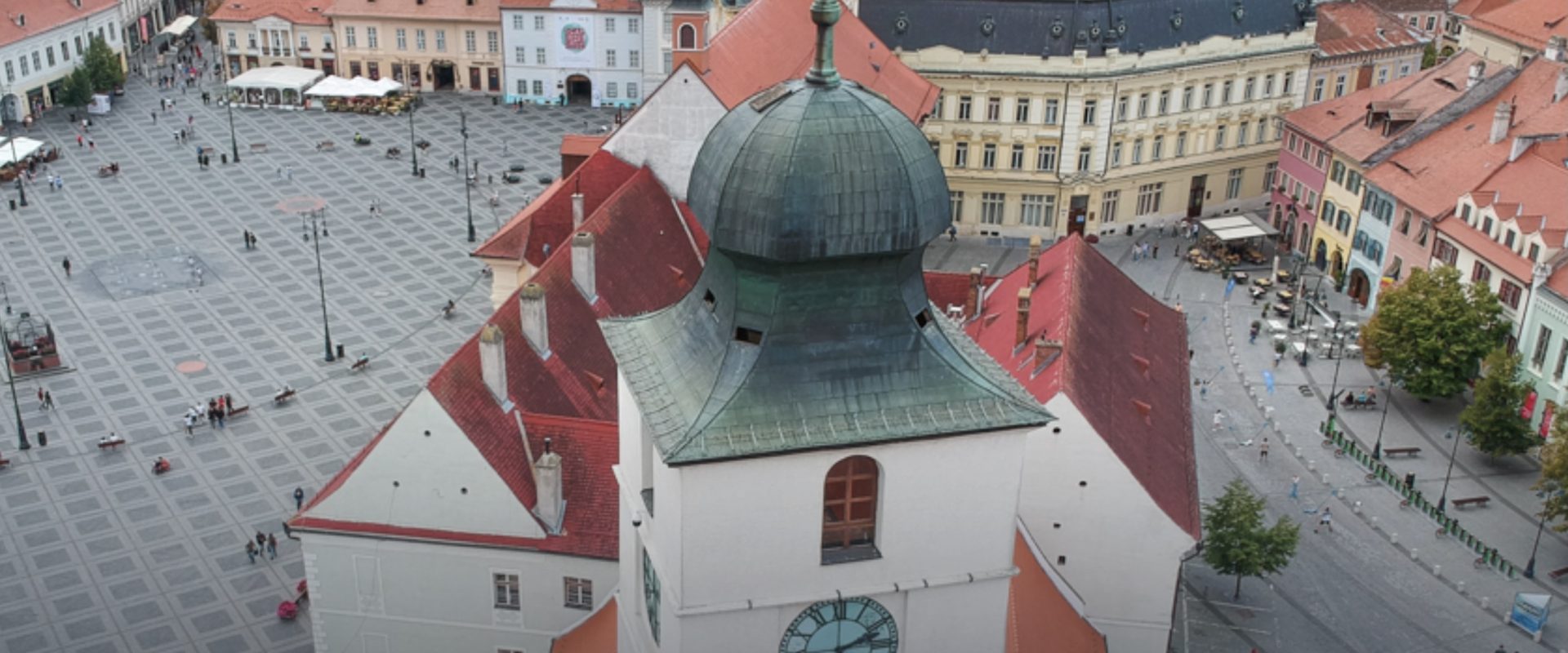 O Capsulă a Timpului Ascunsă în Turnul Sfatului, Sibiul Un document vechi de două secole, ascuns într-o cutie, se află pe acoperișul Turnului Sfatului din Sibiu