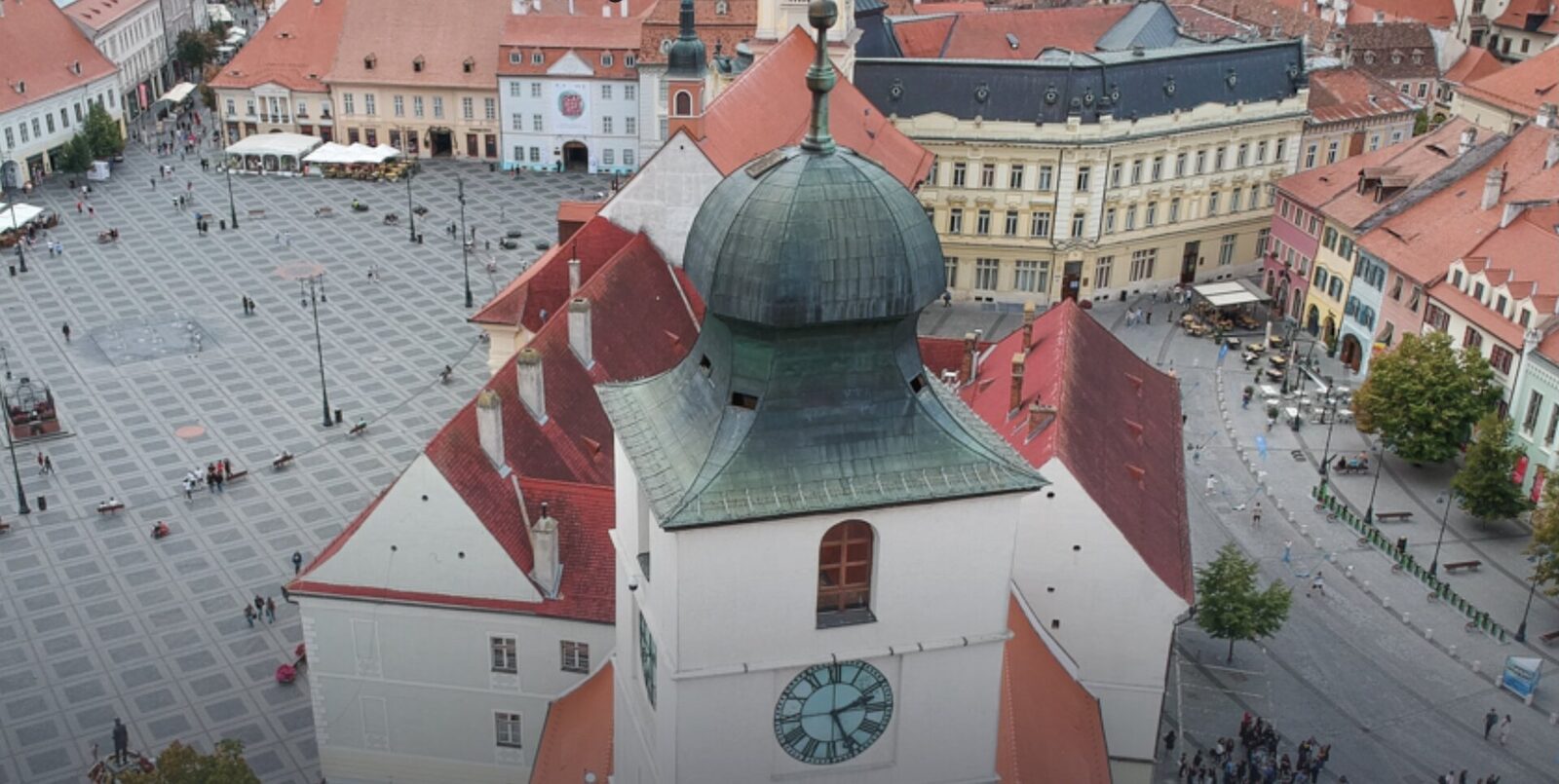 O Capsulă a Timpului Ascunsă în Turnul Sfatului, Sibiul Un document vechi de două secole, ascuns într-o cutie, se află pe acoperișul Turnului Sfatului din Sibiu