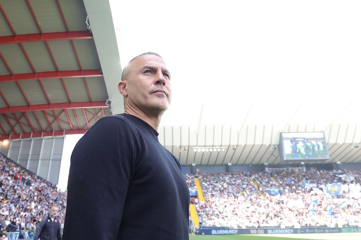 FABIO CANNAVARO, DE LA HEROUL ITALIEI LA SELECȚIONERUL UZBEKISTANULUI LA CUPA MONDIALĂ Fostul căpitan al Italiei, Fabio Cannavaro, va fi prezent la Cupa Mondială din 2026, dar nu pe teren, ci pe banca de rezerve