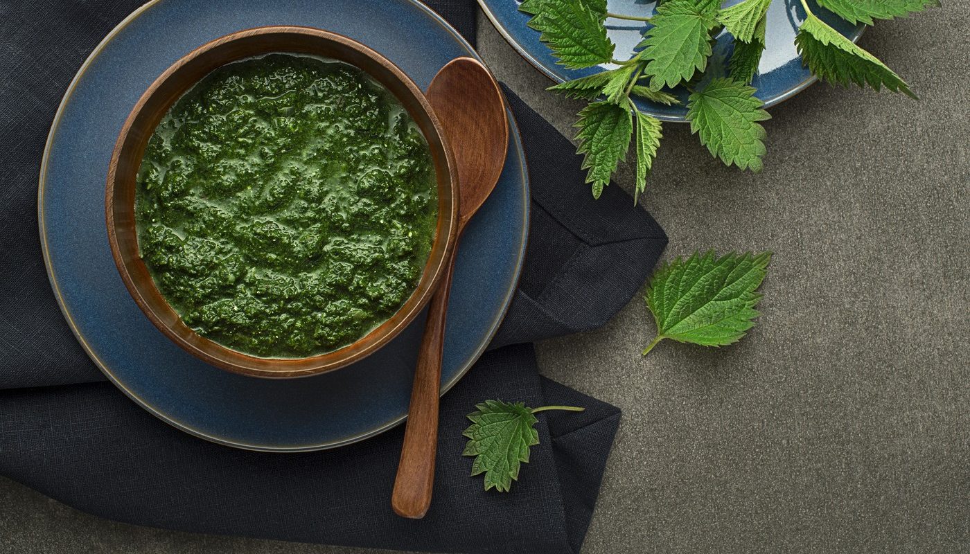 Urzicile, din nou pe masa românilor: prețurile cresc, beneficiile rămân Sezonul urzicilor, o sursă apreciată de vitamine și minerale, vine cu o veste mai puțin plăcută pentru consumatori: prețurile au crescut