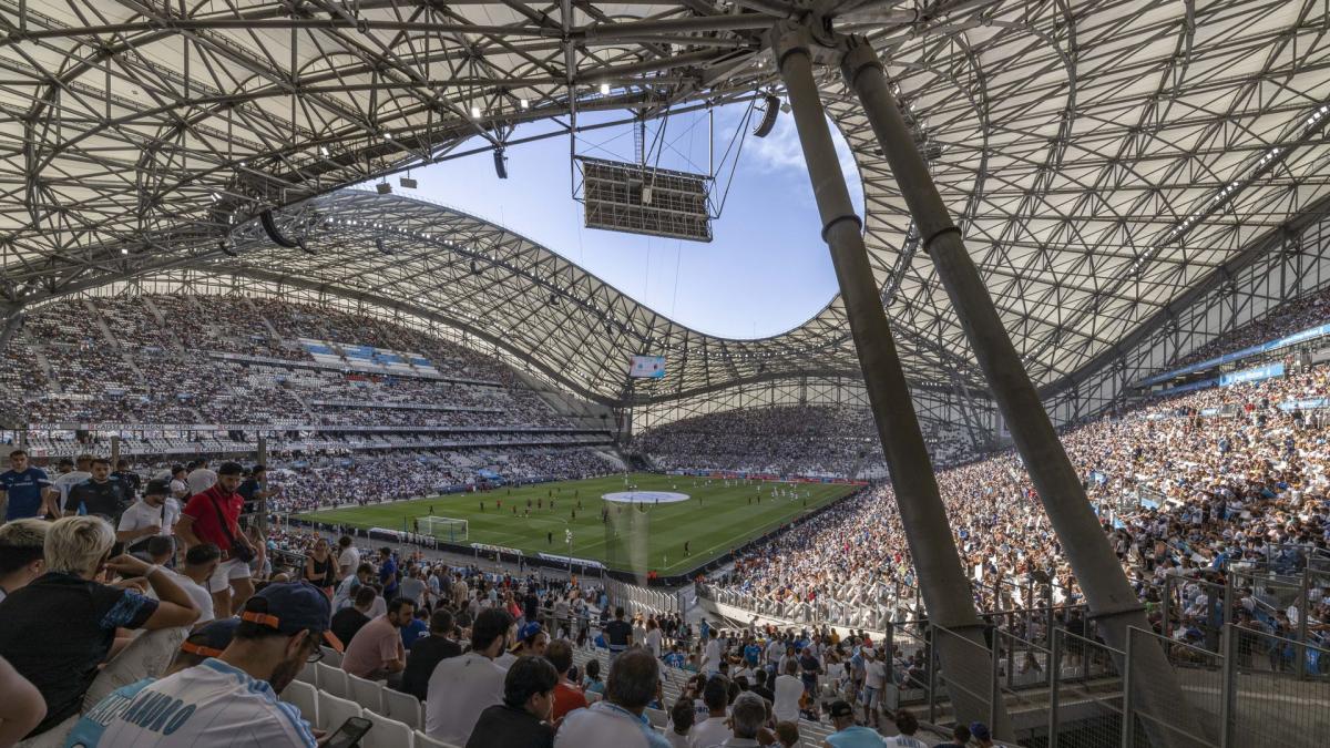 Fanii lui Marseille, nemulțumiți, protestează la meciul cu Auxerre Marseille, Franța – Atmosferă tensionată pe Stade Vélodrome