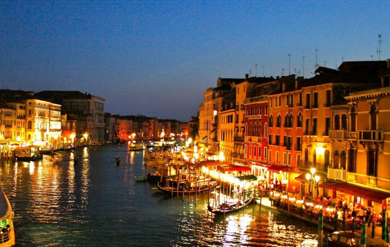 UE amenință cu sancțiuni Bienala de la Veneția din cauza Rusiei Uniunea Europeană ia în considerare impunerea de sancțiuni dacă Bienala de la Veneția nu își schimbă decizia de a permite Rusiei să participe la expoziția internațională de artă contemporană