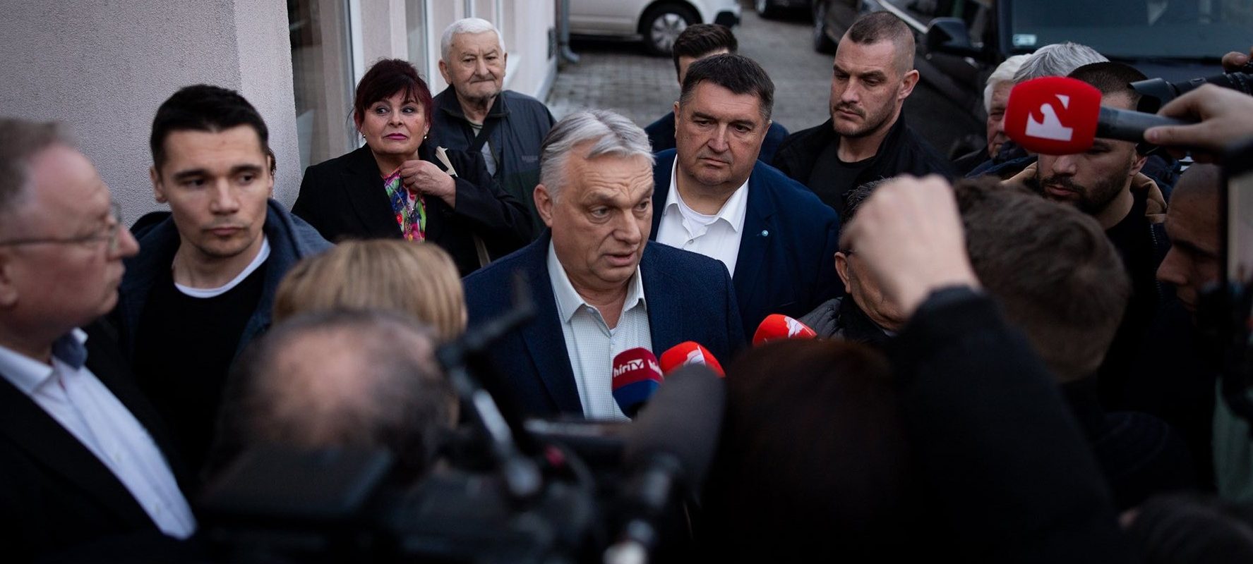 Orbán apelează la copii într-un videoclip controversat Premierul ungar Viktor Orbán a postat pe Facebook un videoclip în care le vorbește copiilor săi despre o presupusă amenințare din partea ucrainenilor