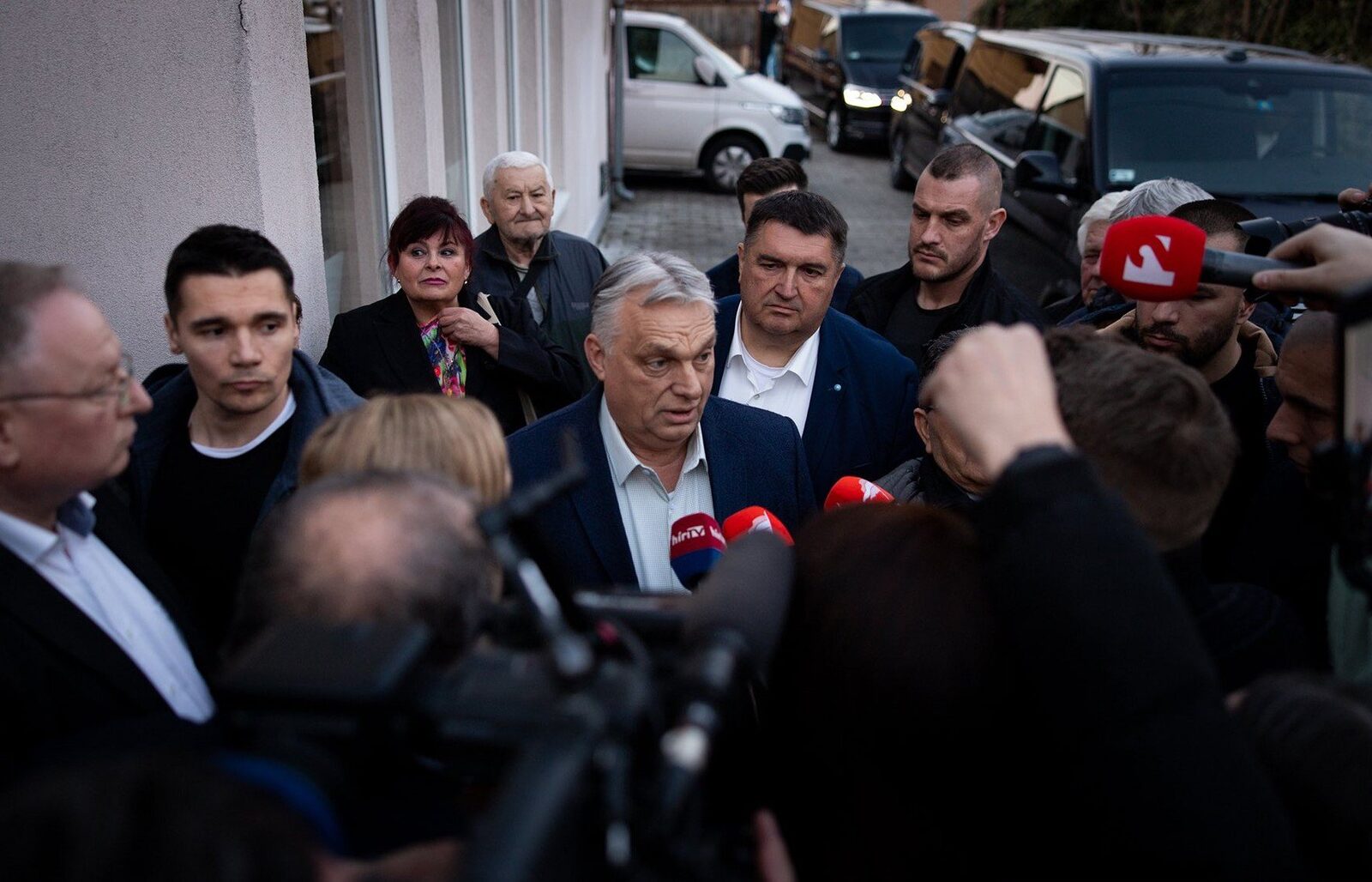 Orbán apelează la copii într-un videoclip controversat Premierul ungar Viktor Orbán a postat pe Facebook un videoclip în care le vorbește copiilor săi despre o presupusă amenințare din partea ucrainenilor