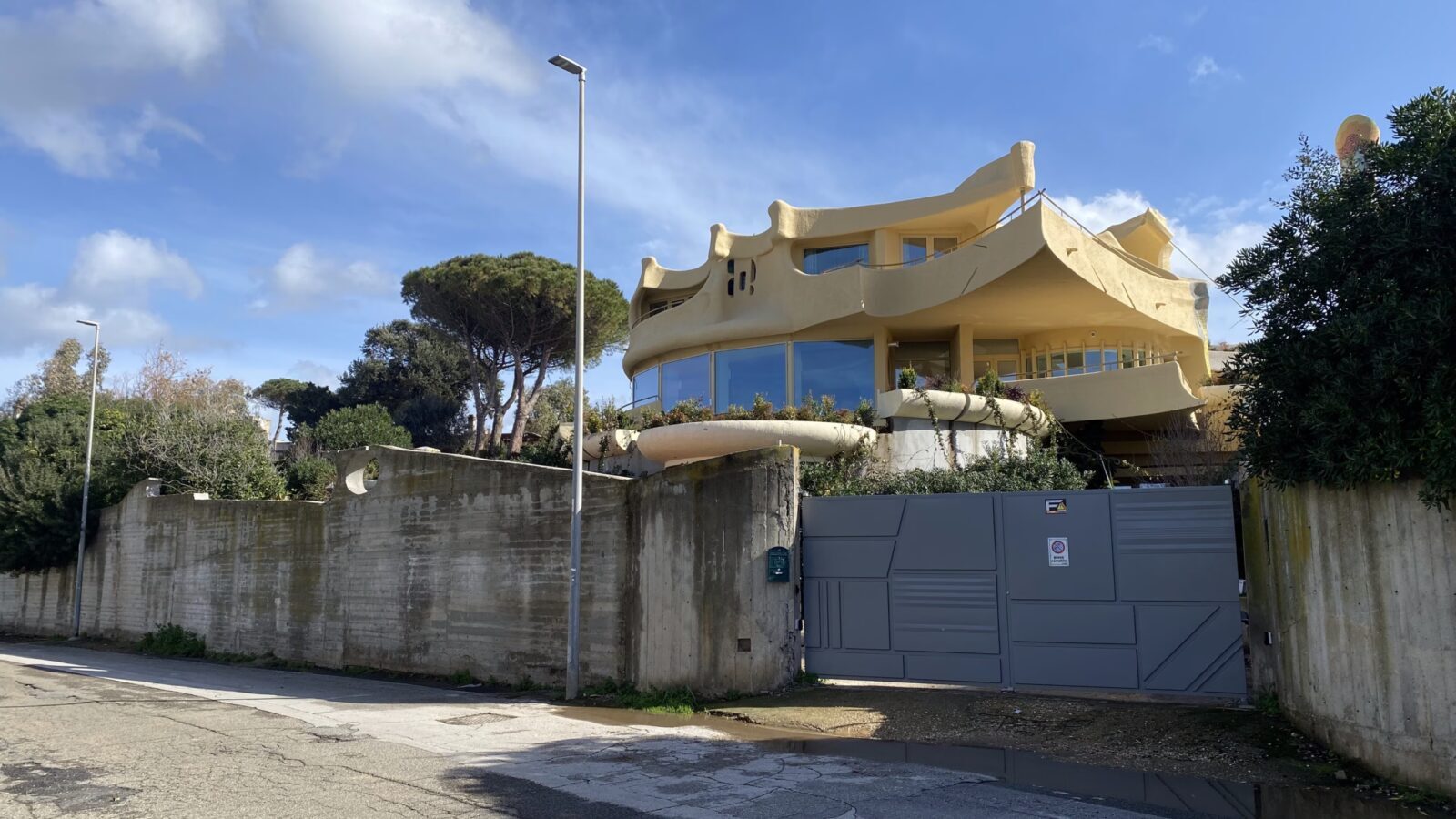 Negoiță, despre proprietățile din Italia: „Mama mea nu a fost scutită de impozite” Primarul Sectorului 3, Robert Negoiță, a respins acuzațiile privind presupusa scutire de impozite a mamei sale, Lidia Negoiță, în contextul unei investigații jurnalistice referitoare la proprietățile familiei din Civitavecchia, Italia