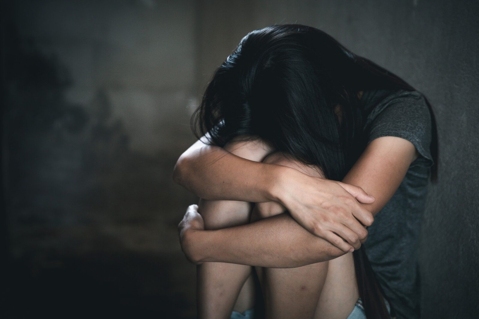 Arad: Copilă de 7 ani, violată de concubinul mamei. Ambii, arestați preventiv