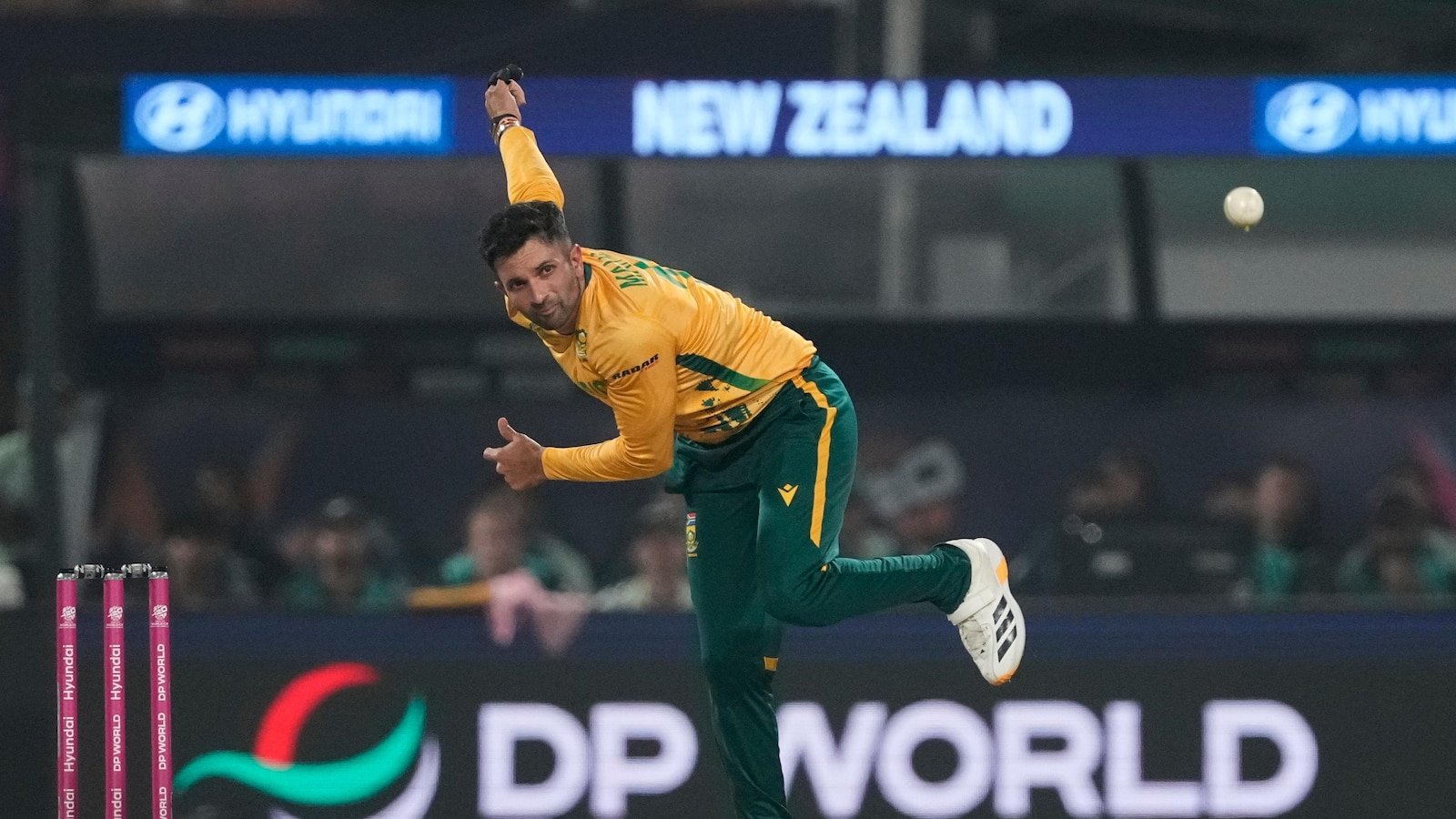 Wellington: Africa de Sud alege să joace defensiv în al patrulea meci T20 împotriva Noii Zeelande Wellington, Noua Zeelandă – Căpitanul Africii de Sud, Keshav Maharaj, a câștigat tragerea la sorți de duminică și a decis să trimită la baltă în cel de-al patrulea meci Twenty20 împotriva Noii Zeelande