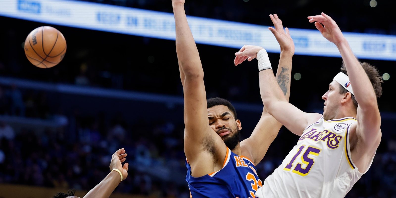 Doncic strălucește, Lakers înving Knicks fără LeBron James LOS ANGELES – Echipa Los Angeles Lakers a reușit o victorie importantă în fața celor de la New York Knicks, scor 110-97, într-un meci disputat duminică