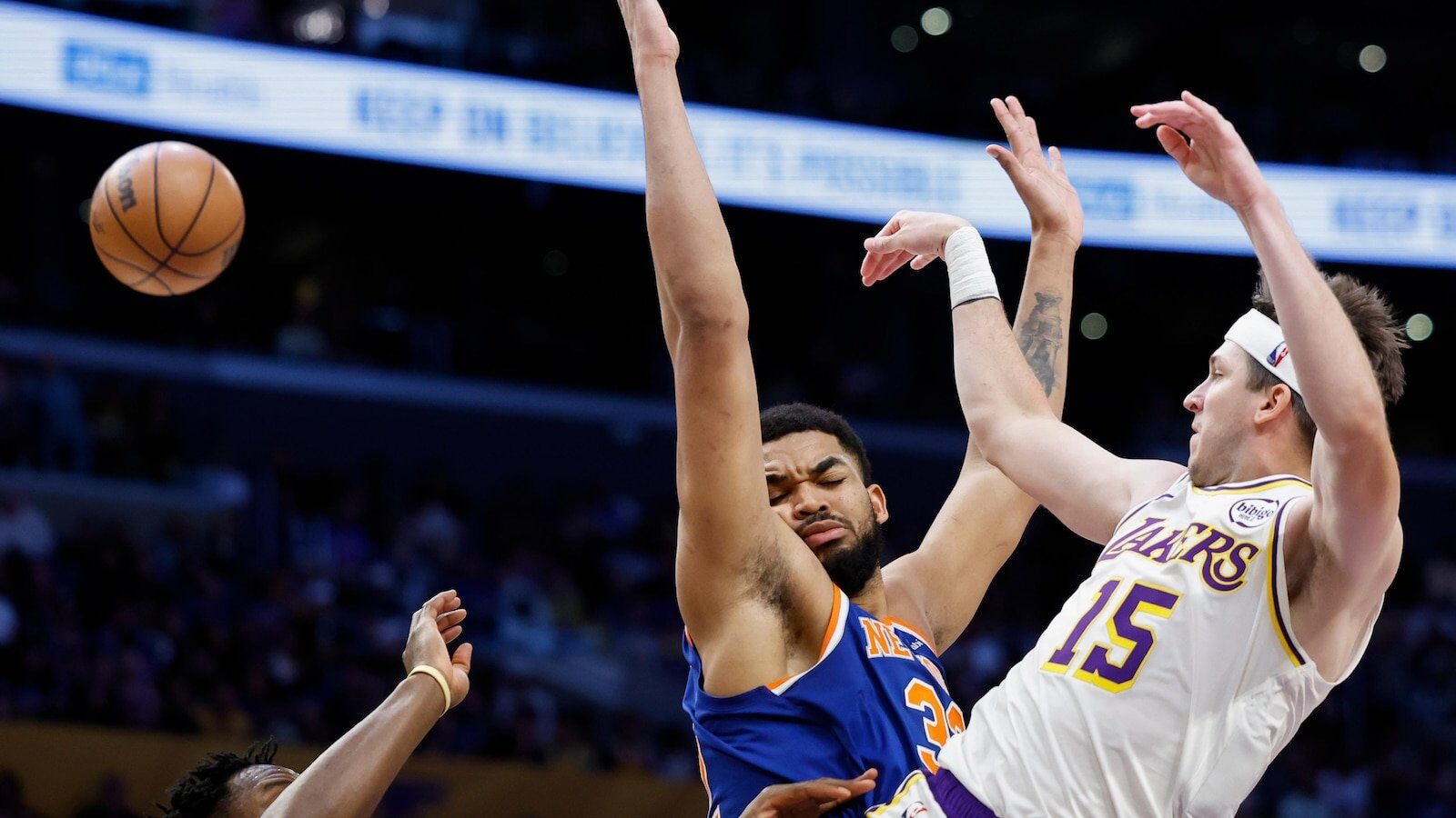 Doncic strălucește, Lakers înving Knicks fără LeBron James LOS ANGELES – Echipa Los Angeles Lakers a reușit o victorie importantă în fața celor de la New York Knicks, scor 110-97, într-un meci disputat duminică