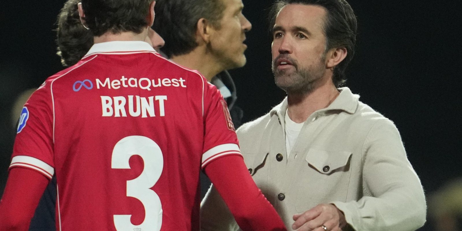 Reynolds și McElhenney, de la biroul de conducere la microfon: Vedetele de la Hollywood comentează meciul lui Wrexham WREXHAM, Țara Galilor – Ryan Reynolds și Rob McElhenney, proprietarii vedetă ai clubului de fotbal Wrexham, vor schimba pentru o zi biroul de conducere cu cabina de comentariu