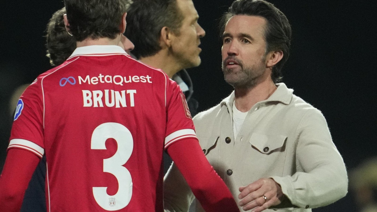 Reynolds și McElhenney, de la biroul de conducere la microfon: Vedetele de la Hollywood comentează meciul lui Wrexham WREXHAM, Țara Galilor – Ryan Reynolds și Rob McElhenney, proprietarii vedetă ai clubului de fotbal Wrexham, vor schimba pentru o zi biroul de conducere cu cabina de comentariu
