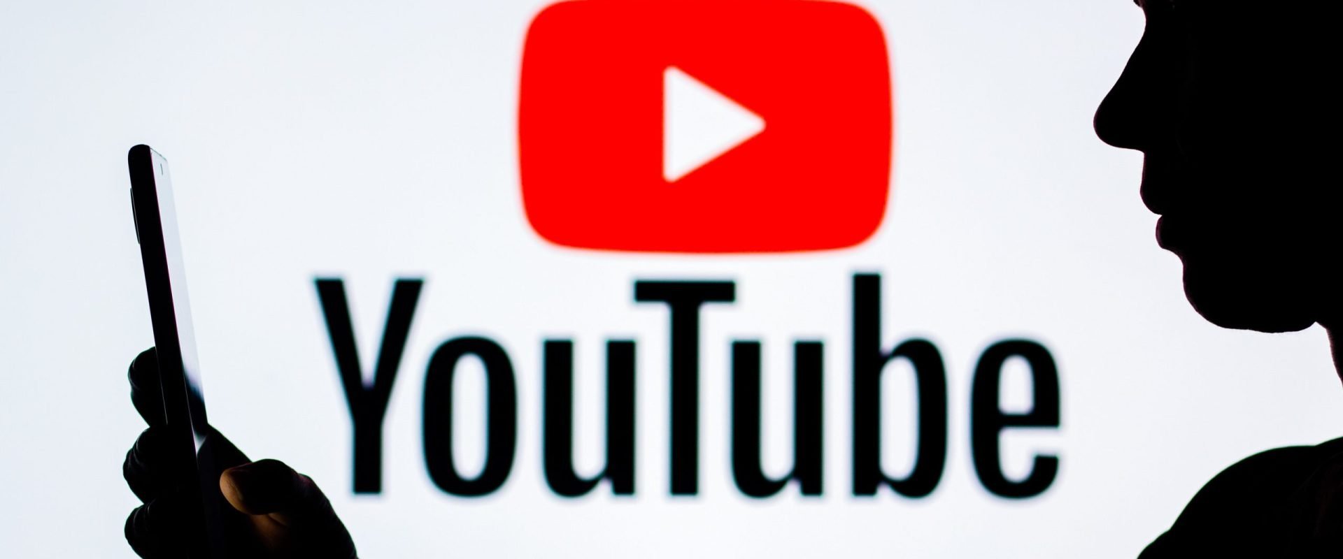 YouTube face un pas spre combaterea deepfake-urilor, dar avertizează asupra limitelor Platforma YouTube extinde instrumentele de detectare a clipurilor generate cu inteligență artificială (AI) care folosesc chipurile oamenilor, vizând politicieni, jurnaliști și alte figuri publice
