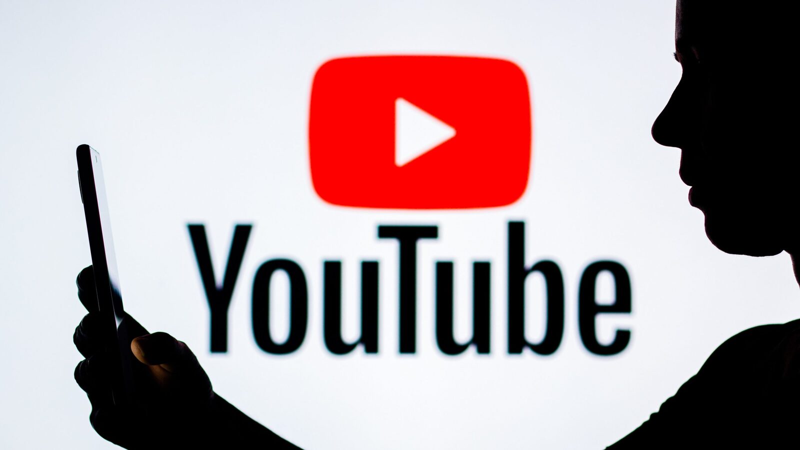 YouTube face un pas spre combaterea deepfake-urilor, dar avertizează asupra limitelor Platforma YouTube extinde instrumentele de detectare a clipurilor generate cu inteligență artificială (AI) care folosesc chipurile oamenilor, vizând politicieni, jurnaliști și alte figuri publice