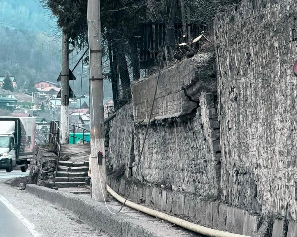 Zidul de la Comarnic, un pericol iminent pentru circulația pe DN1 Un zid masiv, cu o lungime considerabilă, ce ar trebui să asigure stabilitatea terenului, amenință să cedeze și să se prăbușească peste DN1, una dintre cele mai tranzitate căi rutiere din România