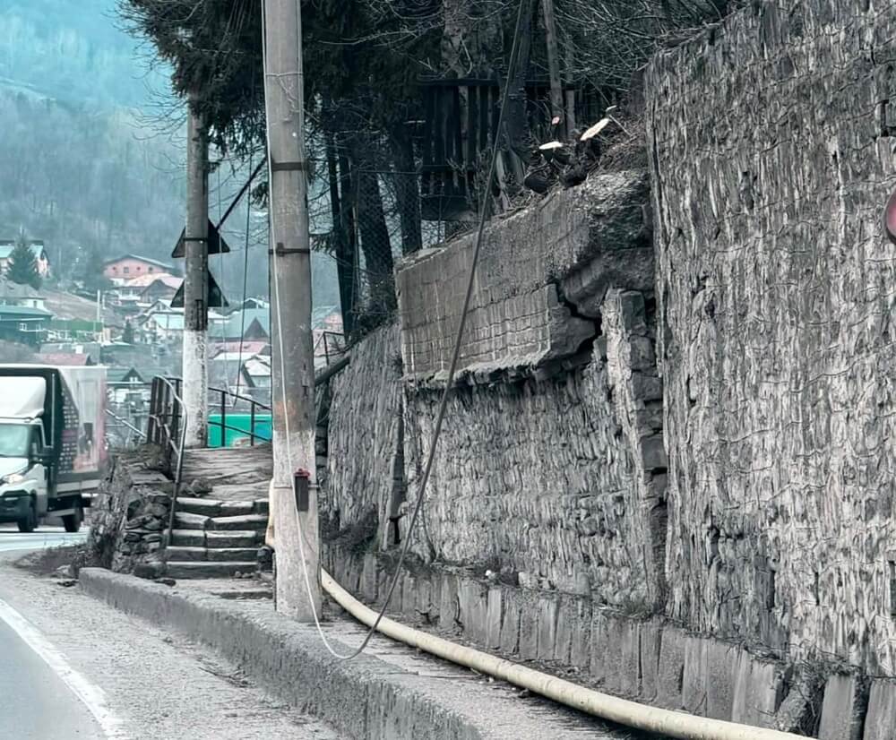 Zidul de la Comarnic, un pericol iminent pentru circulația pe DN1 Un zid masiv, cu o lungime considerabilă, ce ar trebui să asigure stabilitatea terenului, amenință să cedeze și să se prăbușească peste DN1, una dintre cele mai tranzitate căi rutiere din România