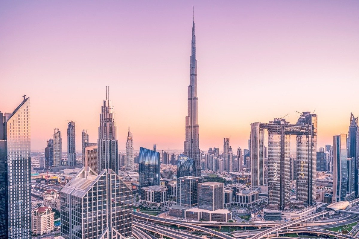 Turist britanic reținut în Dubai pentru filmarea rachetelor iraniene Un cetățean britanic a fost acuzat în Dubai, Emiratele Arabe Unite, în baza legilor privind criminalitatea cibernetică, după ce a filmat rachete iraniene deasupra orașului