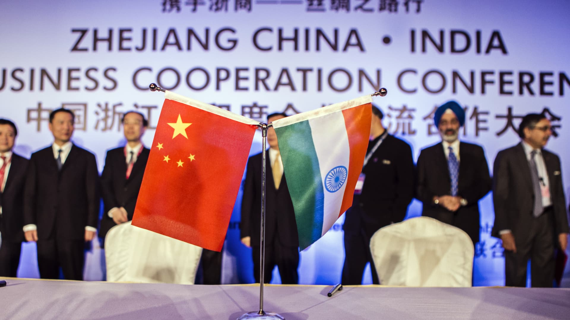 Companii indiene caută parteneriate cu China în domeniul energiei regenerabile și al vehiculelor electrice Companii indiene se îndreaptă către China pentru a explora colaborări în domeniul stațiilor de încărcare pentru vehicule electrice, soluțiilor pentru baterii și energiei regenerabile, pe fondul creșterii prețurilor la energie și al instabilității geopolitice