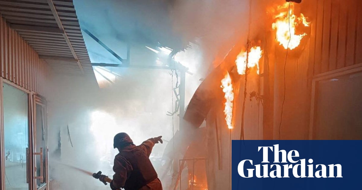 Atacuri Rusești Sângeroase în Ucraina și Posibilă Vizită a Emisarilor SUA KYIV/NIKOPOL, Ucraina – Sâmbătă, un atac cu dronă rusească asupra unei piețe acoperite din orașul Nikopol, situat în estul Ucrainei, a provocat moartea a cinci persoane și rănirea altor 25, conform oficialilor