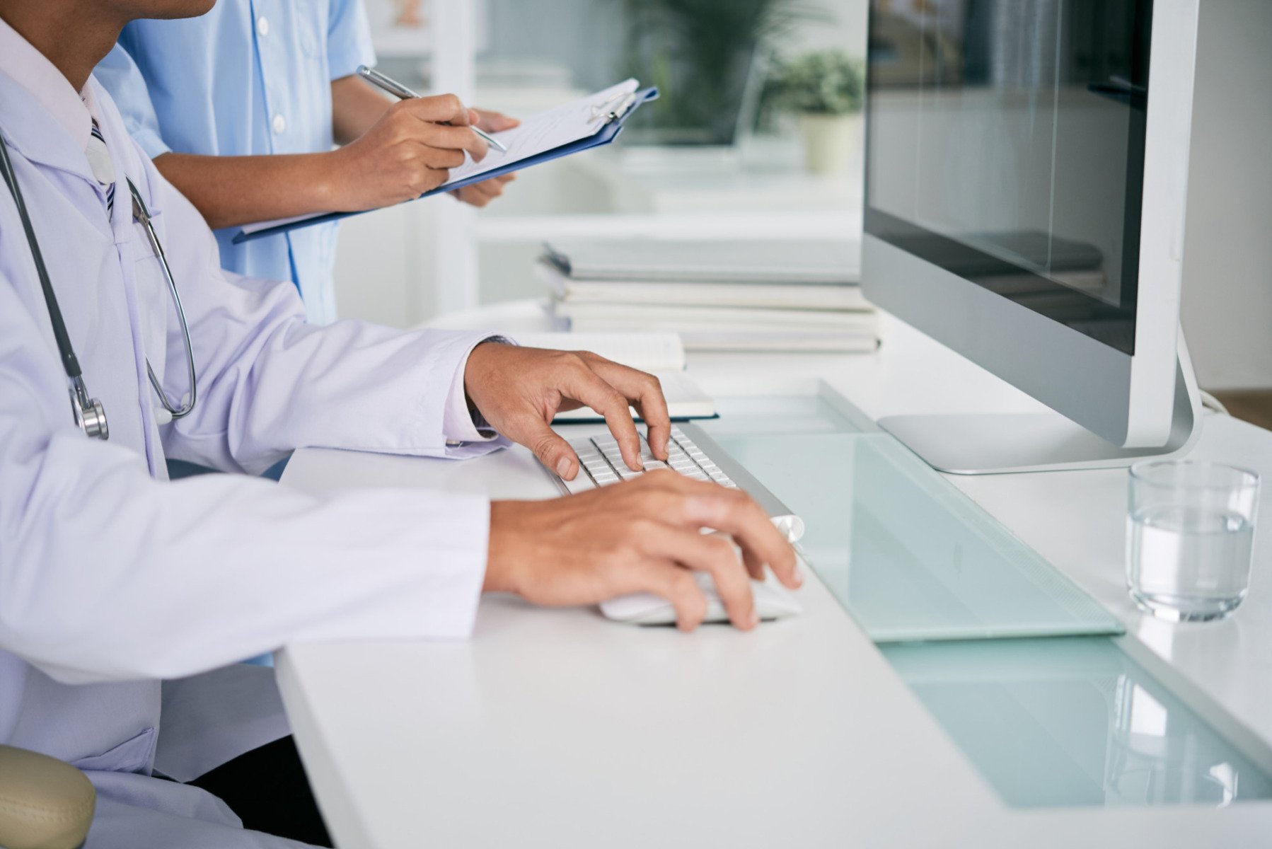 Medic neurochirurg, trimis în judecată pentru înșelăciune în Iași Un medic neurochirurg a fost trimis în judecată de procurorii Parchetului de pe lângă Judecătoria Iași, fiind acuzat de înșelăciune