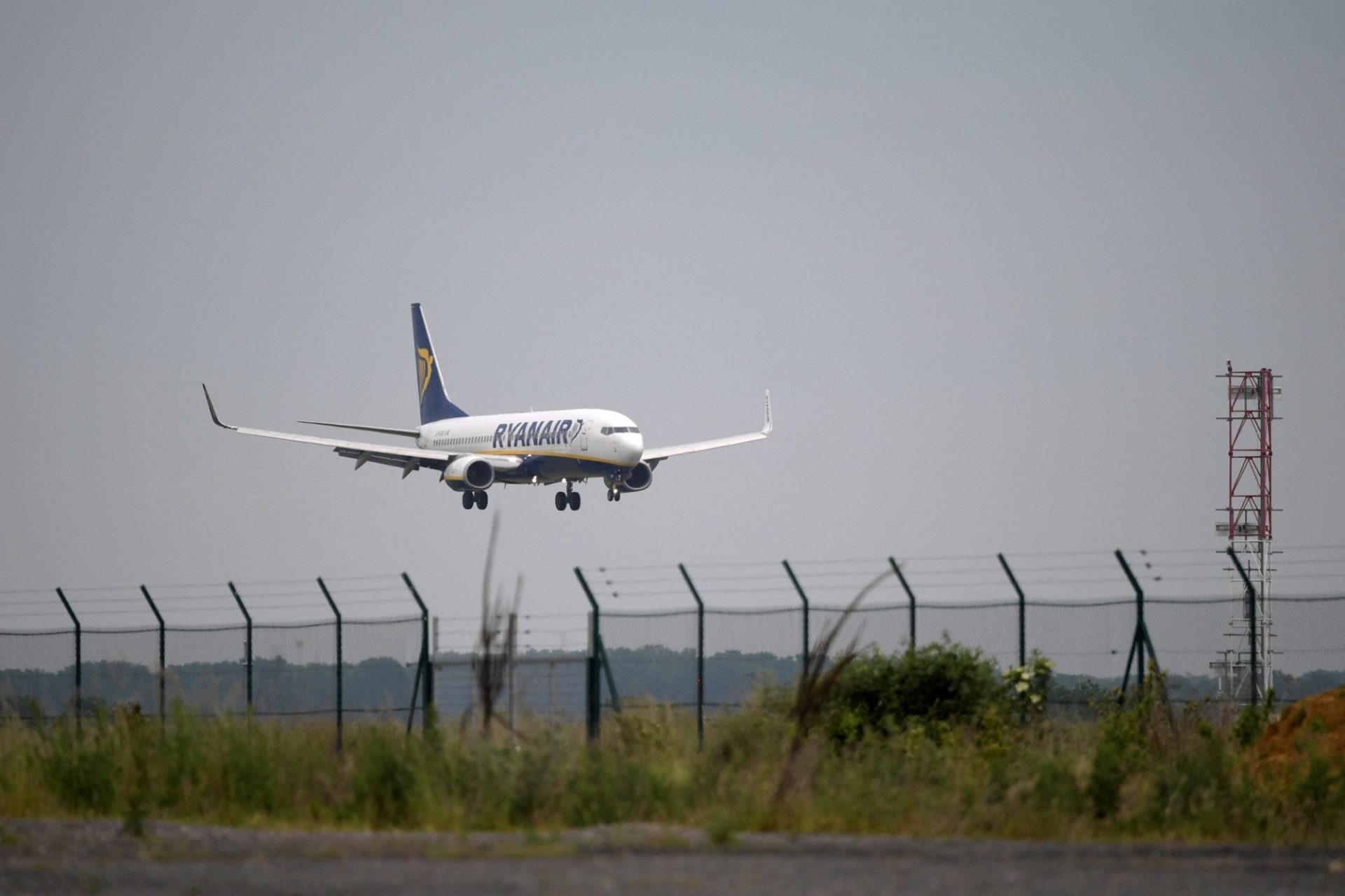 Europa: Zboruri low-cost fără bagaj gratuit? Companiile, pe baricade
