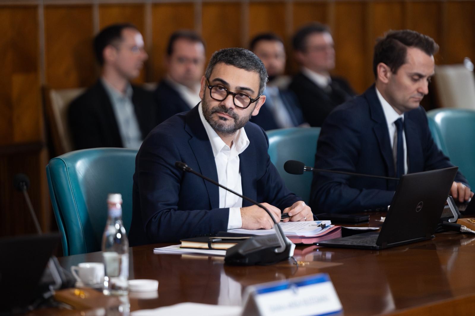 Băieți deștepți la pază: Bolojan și Manole, robinet închis cu bani publici