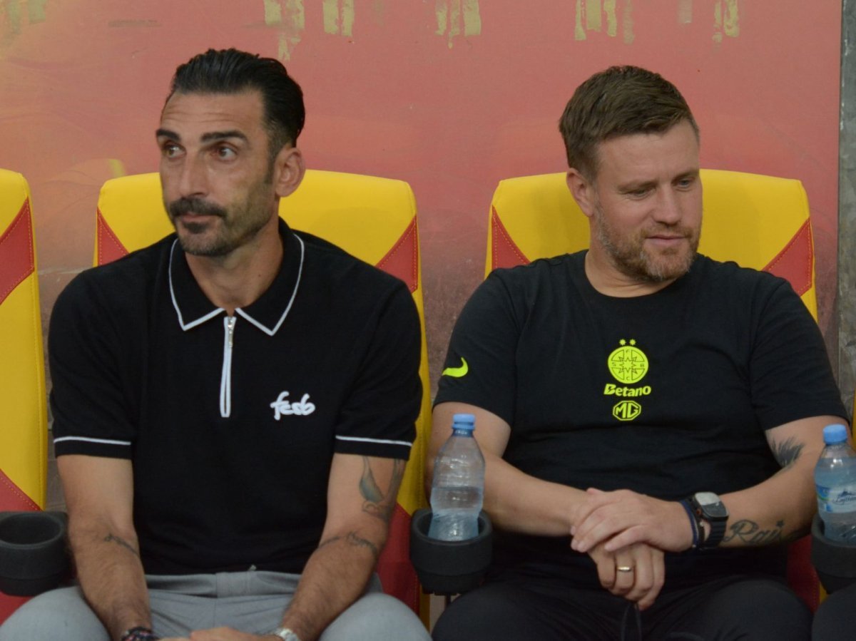 Fostul antrenor al FCSB, NICOLAOS CHARALAMBOUS, a fost surprins duminică la un meci de fotbal în Cipru, alimentând speculațiile privind o posibilă revenire în antrenorat