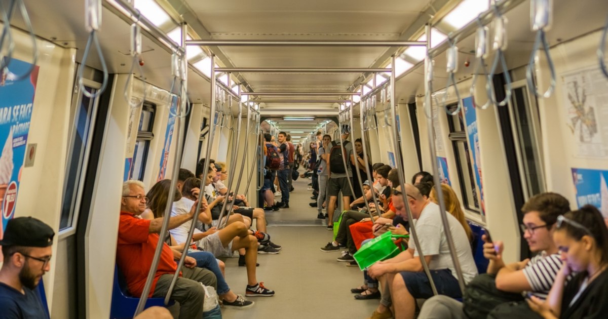 Metroul: 186 de angajați plătiți să vândă bilete, în timp ce automatele stau degeaba