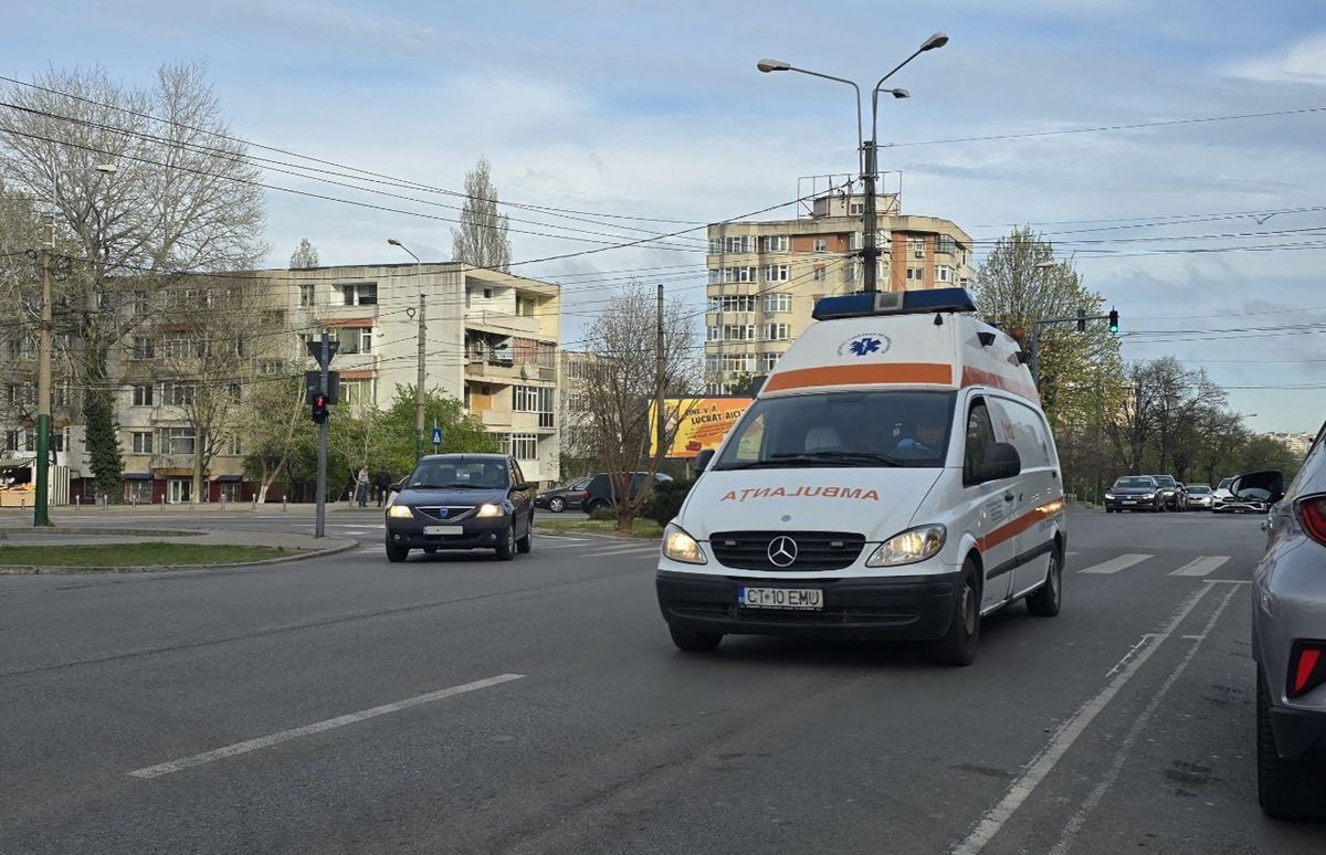 Șoferii din România, pe urmele ambulanțelor: Pot încălca regulile? Ce spune legea