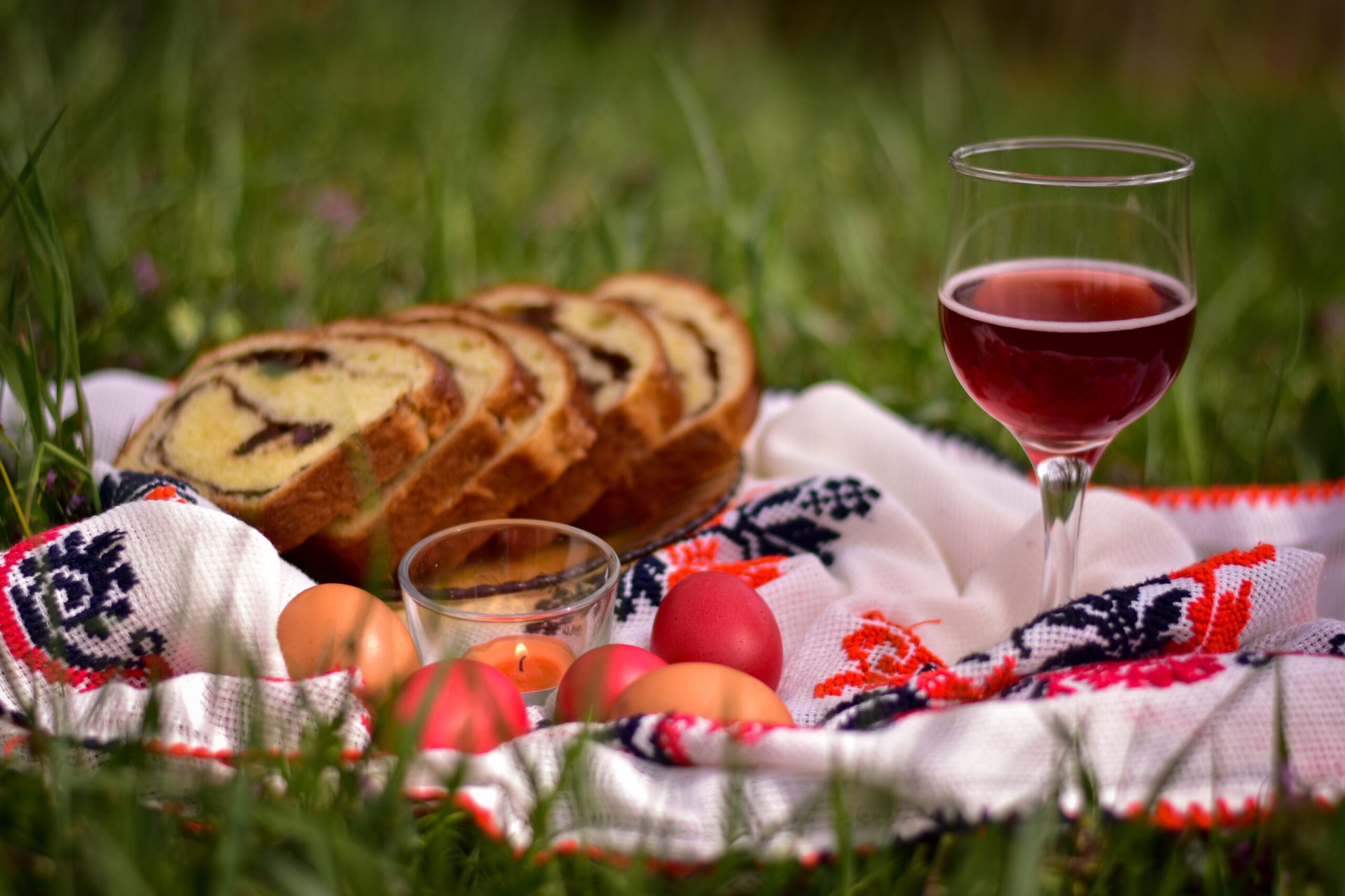 Ce preparate au dominat masa de Paște a românilor