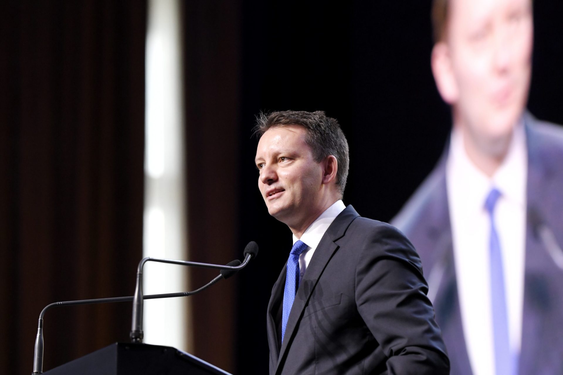 Nici o criză politică inventată, avem treabă în România!