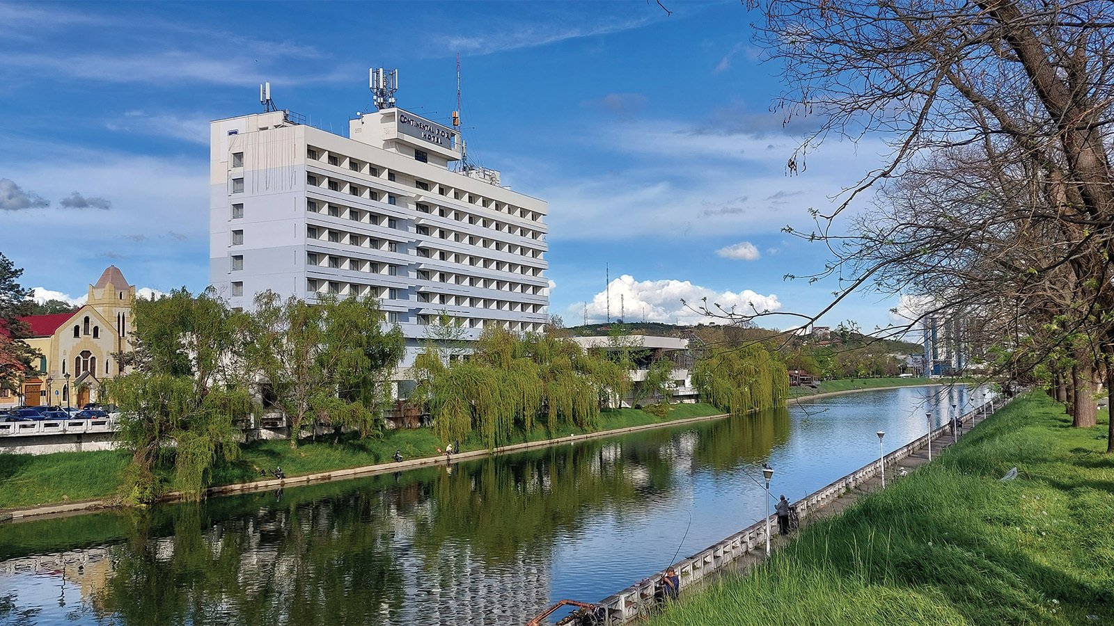 ORADEA: HOTELUL CONTINENTAL FORUM SE REDESCHIDE DUPĂ O RENOVARE DE 4 MILIOANE DE EURO ORADEA – Hotelul CONTINENTAL Forum din ORADEA, controlat de grupul local CONTINENTAL Hotels, își redeschide porțile după ample lucrări de renovare