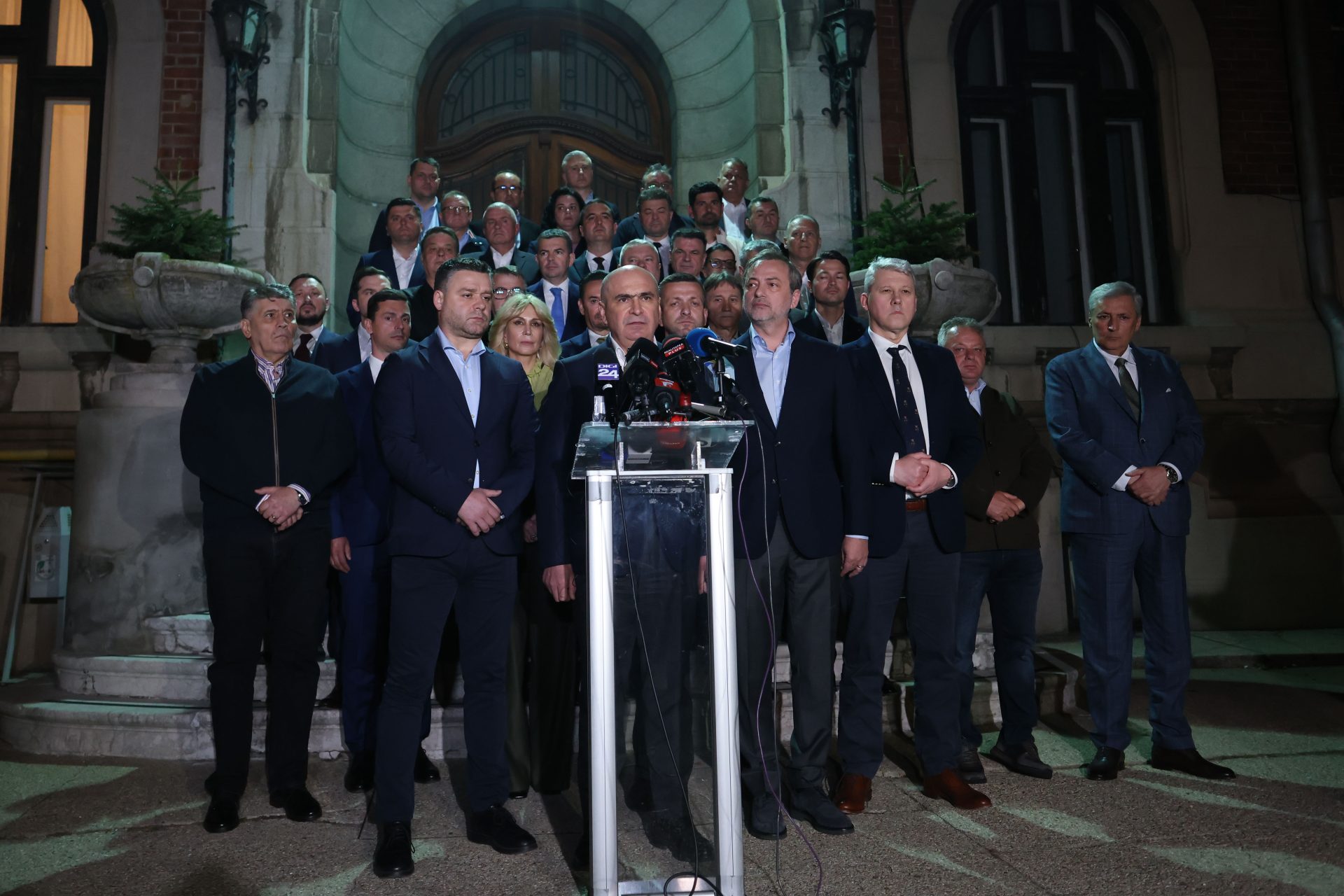Bolojan, pe muchie de cuțit: PSD retrage sprijinul. Ce urmează în România