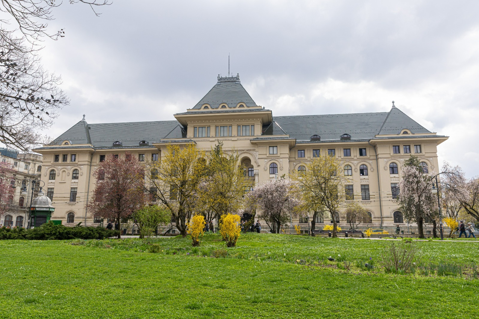 Primăria București, cu Porți Deschise: Tururi Ghidate Gratuite în Weekend