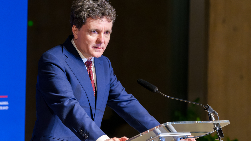 Lipsa educației financiare, dezastru în economia României: Politicianul, la butoane