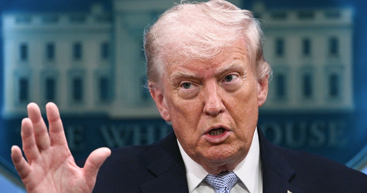 Zeci de democrați cer demiterea lui DONALD Trump după amenințările cu Iranul