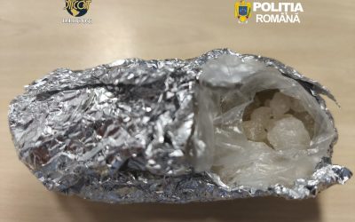 Opt kilograme de droguri de mare risc, descoperite de polițiști: 4 reținuți